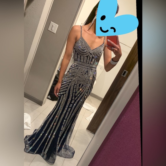 Selling this stunning gown perfect for new years! - Picture 3 of 4